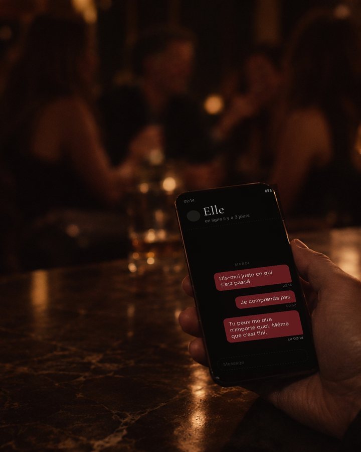 Couverture de SOS Ghosting King : un bar, une main d'homme qui tient un téléphone, trois messages envoyés à « Elle », lus à 02:14, sans réponse.