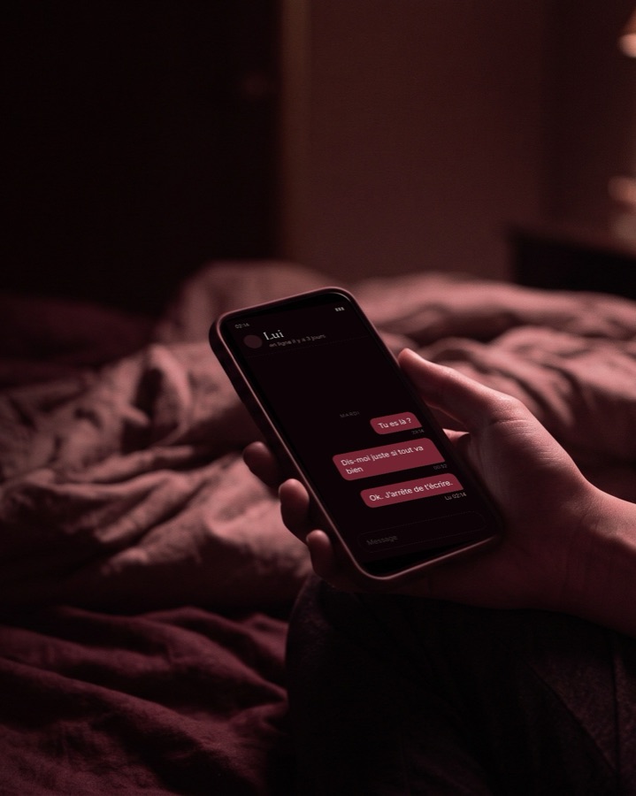 Couverture de SOS Ghosting Royal : un téléphone dans le lit, trois messages sans réponse, le dernier « Ok. J'arrête de t'écrire. »